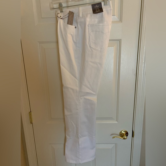 NWT Chicos “So Slimming” boot-cut denim white 5-pocket sz 2.5 (approx 14) - Picture 9 of 10